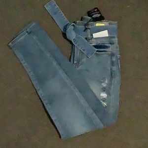 LIGHT WASH TIE FRONT JEGGINGS